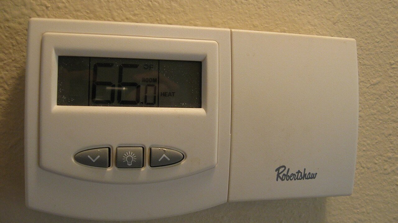Thermostat électronique mural à affichage numérique et boutons de réglage